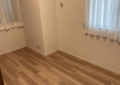 【寝室】 | グランスイート本厚木 | 寝室でゆっくりと過ごすためにはベッド周りの適度な空間を担保することや窓の位置、照明の明るさ、寝室の広さなどを考える必要があります。自身や家族の構成とライフスタイルに併せて寝室にする部屋を選びましょう！