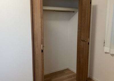 【収納】 | グランスイート本厚木 | デザイン性を重視しすぎて収納が少なかった！なんてことにならないため、事前に現地で収納の数を確認しておくことをお勧めします。クローゼット以外にも床下収納や屋根裏収納、パントリーなどもチェックしましょう。