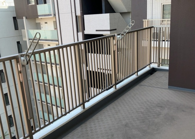 【バルコニー】 | グランスイート本厚木 | バルコニーは、室外の専用スペースのうち、「屋根がなく開放された空間」であるものを指します。ベランダより広いタイプのものが多く、日当たりもよいため家庭菜園などを楽しみたい人にとって適した環境となります。