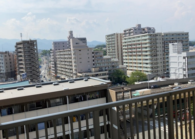 【展望】 | グランスイート本厚木 | 眺望の良さを楽しめるダイニングキッチンで家族団らんの時間を過ごしてはいかがでしょうか。バルコニーから見える景色を家族で眺める時間は、時間が経つのを忘れてしまいそうですね。是非、現地を見に行きましょう！