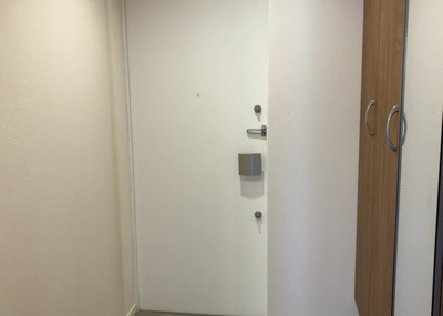 【玄関】 | グランスイート本厚木 | 玄関は家の顔でもあり、家族以外の目にも止まる場所です。玄関は外との間を仕切る扉、靴などをしまっておく収納スペース、靴脱ぎのたたきスペース、来客とのやり取りをするドアホンなど複数のアイテムからなります。