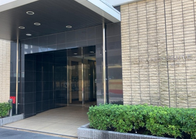 【エントランス】 | グランスイート本厚木 | マンションのエントランスには、もともと風よけや防犯の役割がありますが、マンションによって宅配ボックスなどの設備が備わっている所もあります。日々の生活をイメージしながら生活しやすさをチェックしましょう。