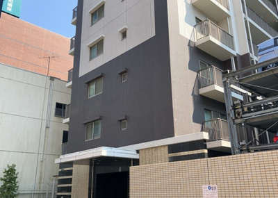 【現況写真】 | グランスイート本厚木 | 外観はマンション管理がされているかの目安になります。築年数が古いと、壁面は劣化してひび割れが生じることも！建物が古びていても細かいところが修繕されていると、きちんと管理されているなぁと感じるでしょう。