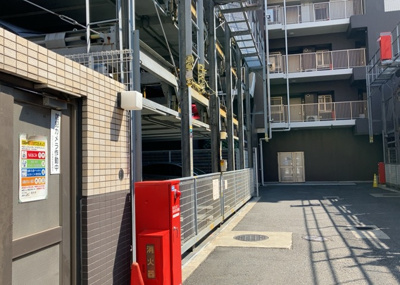 【駐車場】 | グランスイート本厚木 | 車一台あたりに必要なスペースは、標準サイズの普通自動車で横幅2m50cm、長さ5mは必要になります。ただし、乗降のことも考慮して横幅3m30cm、長さ5m50cmほどは確保できるところを選びましょう。