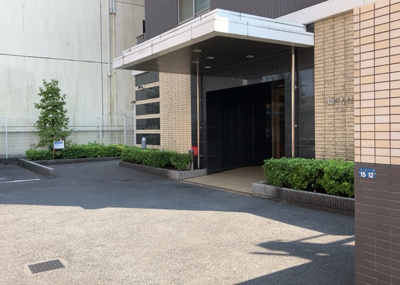 【庭】 | グランスイート本厚木 | 物件によっては、入居者が個人的に使用できる専用庭がついているものもあります。また、住宅の中にある土間の部分を庭と呼ぶこともあります。庭の用途は住む人によって変わり、それによってデザインもさまざまです。