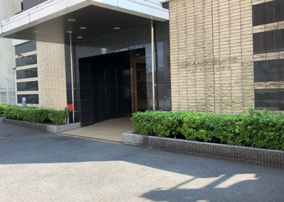 【中庭】 | グランスイート本厚木 | 中庭（パティオ）とは、一つの建築物の内部に設けられた、壁などで囲われている庭のことを指します。コの字型、ロの字型が主流ですが、L字型の中庭もあります。最近では、インテリア性の高さからも人気があります。