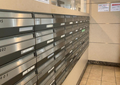 【設備】 | グランスイート本厚木 | エントランス付近に設置されている集合ポストは、住んでいる部屋と離れているため、ポストをあさるなど誰かに何かされていても被害に気づきにくいです。入居する時には他人に特定されにくい番号で鍵をかけましょう！