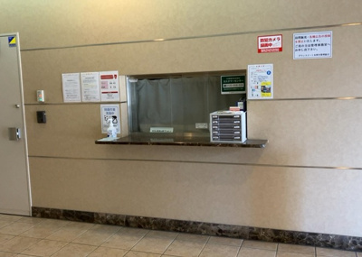 【受付】 | グランスイート本厚木 | 受付はマンションコンシェルジュがいる場合もあれば、管理人が滞在する小部屋を総称して呼ぶことがあります。主にエントランスに設置されていることから、防犯面でも期待ができます。防犯設備がない場合はより安心！