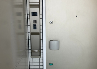 【防犯設備】 | グランスイート本厚木 | 当然のことではありますが、オートロックやセンサーライト、ホームセキュリティーなどの防犯設備があれば、小さいお子様がいるご家庭も安心ですよね！まず物件購入の際は、防犯設備もチェックするようにしましょう。