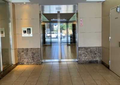 【ロビー】 | グランスイート本厚木 | ラウンジは、マンションの共用スペースに椅子やテーブルなどを配置した利用者が寛げる空間です。屋内型ラウンジと屋外型ラウンジがあります。共用部分の管理状況と合わせて、詳細については現地でご確認ください。