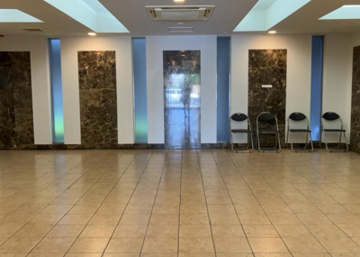 【ロビー】 | グランスイート本厚木 | ロビーというと、エントランスと何がちがうの？と思いますよね。実はロビーとエントランスには明確な決まりはありません。物件によっては、エントランスを入って広がるある程度の広さのある空間がロビーとなります。