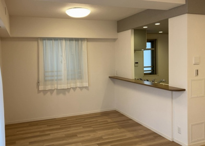 【キッチン】 | グランスイート本厚木 | L型アイランドタイプは、キッチンからダイニングにもリビングにも目が行き届くので、とても使いやすい配置です。L字型独立タイプは、キッチンを独立させてるためLDKというよりもLDといった様なイメージです。