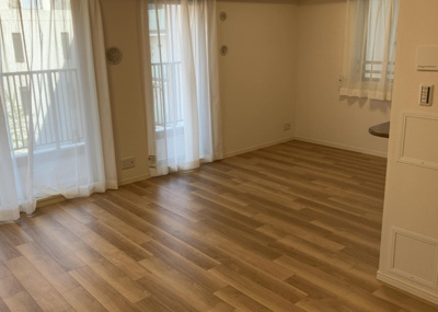 【居間・リビング】 | グランスイート本厚木 | 直線タイプはLとDKを一直線に並べた形で対面キッチンのタイプです。一般的なのでよく見かけるかもしれません。直線タイプに似た直接アイランドタイプは、キッチンとダイニングの間に壁がない分広く感じられます。