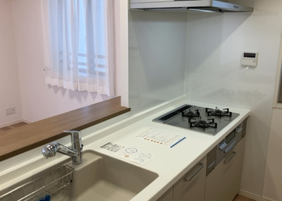 【キッチン】 | グランスイート本厚木 | 標準的なシステムキッチンの横幅は、165cm～300cm程度です。2100・2400・2550・2700などミリ単位で表記されます。普段どのように料理をするのかを想定しながら合ったサイズを選びましょう