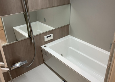 【浴室】 | グランスイート本厚木 | 入浴時の快適さも大事なことですが、綺麗な状態を維持できなければ気持ちよく入浴できません。毎日の掃除が楽という点は大事なポイントになります！カビが生えにくく掃除がしやすい、壁や浴槽を選ぶといいでしょう。