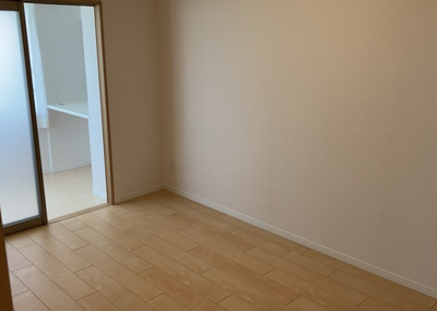 【洋室】 | 本厚木リバーサイドマンション参番館 | 洋室のメリットは重い家具が置きやすく、身の回りが整理しやすいことです。 床がフローリングのため畳とは異なり凹みにくいです。 クローゼットなど収納が豊富で、普段使わない旅行カバンや服の整頓も簡単にです。