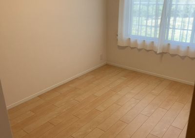 【寝室】 | 本厚木リバーサイドマンション参番館 | 寝室でゆっくりと過ごすためにはベッド周りの適度な空間を担保することや窓の位置、照明の明るさ、寝室の広さなどを考える必要があります。自身や家族の構成とライフスタイルに併せて寝室にする部屋を選びましょう！