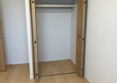 【収納】 | 本厚木リバーサイドマンション参番館 | デザイン性を重視しすぎて収納が少なかった！なんてことにならないため、事前に現地で収納の数を確認しておくことをお勧めします。クローゼット以外にも床下収納や屋根裏収納、パントリーなどもチェックしましょう。