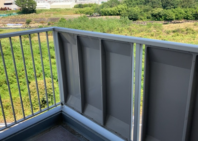 【バルコニー】 | 本厚木リバーサイドマンション参番館 | バルコニーは、室外の専用スペースのうち、「屋根がなく開放された空間」であるものを指します。ベランダより広いタイプのものが多く、日当たりもよいため家庭菜園などを楽しみたい人にとって適した環境となります。