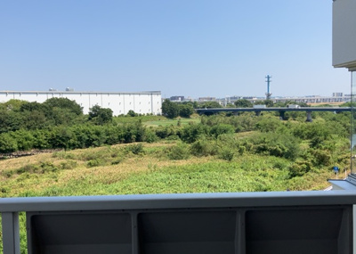 【展望】 | 本厚木リバーサイドマンション参番館 | 眺望の良さを楽しめるダイニングキッチンで家族団らんの時間を過ごしてはいかがでしょうか。バルコニーから見える景色を家族で眺める時間は、時間が経つのを忘れてしまいそうですね。是非、現地を見に行きましょう！