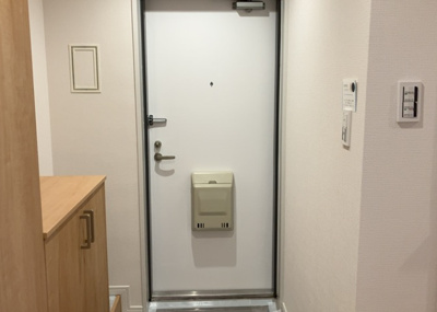 【玄関】 | 本厚木リバーサイドマンション参番館 | 玄関は家の顔でもあり、家族以外の目にも止まる場所です。玄関は外との間を仕切る扉、靴などをしまっておく収納スペース、靴脱ぎのたたきスペース、来客とのやり取りをするドアホンなど複数のアイテムからなります。