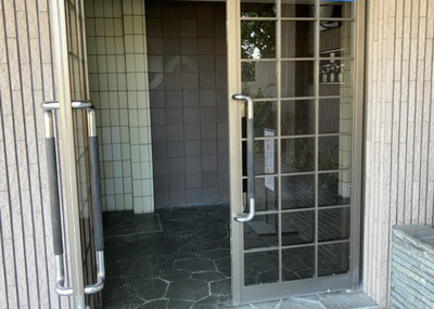 【エントランス】 | 本厚木リバーサイドマンション参番館 | マンションのエントランスには、もともと風よけや防犯の役割がありますが、マンションによって宅配ボックスなどの設備が備わっている所もあります。日々の生活をイメージしながら生活しやすさをチェックしましょう。