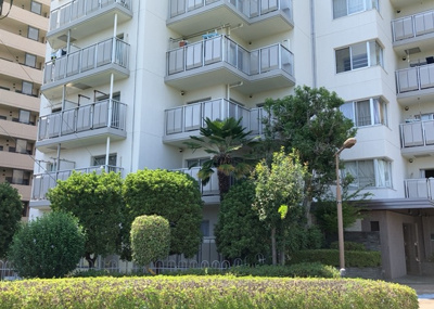 【現況写真】 | 本厚木リバーサイドマンション参番館 | 外観はマンション管理がされているかの目安になります。築年数が古いと、壁面は劣化してひび割れが生じることも！建物が古びていても細かいところが修繕されていると、きちんと管理されているなぁと感じるでしょう。