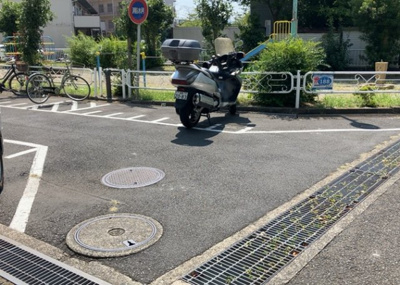 【駐車場】 | 本厚木リバーサイドマンション参番館 | 車一台あたりに必要なスペースは、標準サイズの普通自動車で横幅2m50cm、長さ5mは必要になります。ただし、乗降のことも考慮して横幅3m30cm、長さ5m50cmほどは確保できるところを選びましょう。