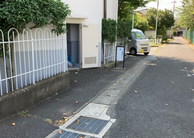 【駐車場】 | 本厚木リバーサイドマンション参番館 | 駐車場と明記されていても、最小スペースでつくられた駐車場だと大型車は駐車できなかったり、出入りしにくくなったりする可能性があります。お車のサイズと購入したい物件の駐車場のサイズを現地で確認しましょう。