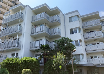 【庭】 | 本厚木リバーサイドマンション参番館 | 物件によっては、入居者が個人的に使用できる専用庭がついているものもあります。また、住宅の中にある土間の部分を庭と呼ぶこともあります。庭の用途は住む人によって変わり、それによってデザインもさまざまです。