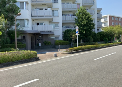 【中庭】 | 本厚木リバーサイドマンション参番館 | 中庭（パティオ）とは、一つの建築物の内部に設けられた、壁などで囲われている庭のことを指します。コの字型、ロの字型が主流ですが、L字型の中庭もあります。最近では、インテリア性の高さからも人気があります。