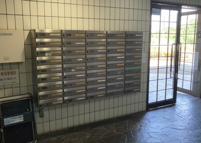 【設備】 | 本厚木リバーサイドマンション参番館 | エントランス付近に設置されている集合ポストは、住んでいる部屋と離れているため、ポストをあさるなど誰かに何かされていても被害に気づきにくいです。入居する時には他人に特定されにくい番号で鍵をかけましょう！