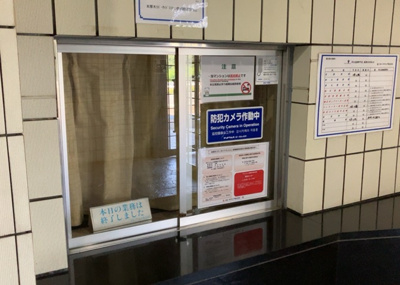 【受付】 | 本厚木リバーサイドマンション参番館 | 受付はマンションコンシェルジュがいる場合もあれば、管理人が滞在する小部屋を総称して呼ぶことがあります。主にエントランスに設置されていることから、防犯面でも期待ができます。防犯設備がない場合はより安心！