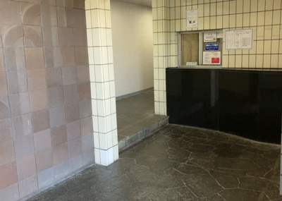 【ロビー】 | 本厚木リバーサイドマンション参番館 | ラウンジは、マンションの共用スペースに椅子やテーブルなどを配置した利用者が寛げる空間です。屋内型ラウンジと屋外型ラウンジがあります。共用部分の管理状況と合わせて、詳細については現地でご確認ください。