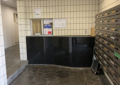 【ロビー】 | 本厚木リバーサイドマンション参番館 | ロビーというと、エントランスと何がちがうの？と思いますよね。実はロビーとエントランスには明確な決まりはありません。物件によっては、エントランスを入って広がるある程度の広さのある空間がロビーとなります。