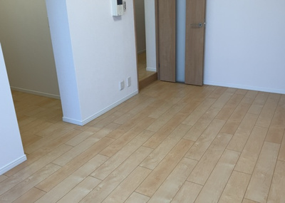 【キッチン】 | 本厚木リバーサイドマンション参番館 | L型アイランドタイプは、キッチンからダイニングにもリビングにも目が行き届くので、とても使いやすい配置です。L字型独立タイプは、キッチンを独立させてるためLDKというよりもLDといった様なイメージです。