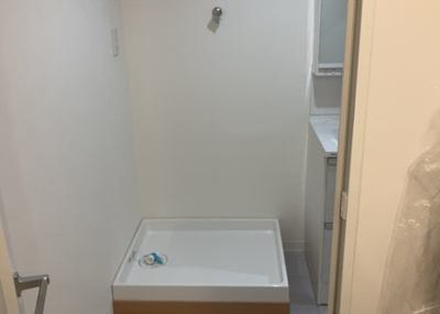 【ランドリースペース】 | 本厚木リバーサイドマンション参番館 | ランドリースペースも気になります。洗濯機置場があり「洗う、干す、取り込む、アイロンがけ、たたむ」など、洗濯に関する家事をするための空間です。広さや収納など付帯設備も含めて、詳細は現地でご確認ください。