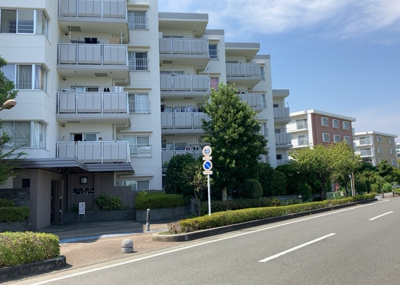 【構造・工法・仕様】 | 本厚木リバーサイドマンション参番館 | ＲＣ造、Reinforced Concreteは直訳すると補強されたコンクリートです。主に柱や梁・床・壁が鉄筋とコンクリートで構成おり、鉄筋を組んだ型枠にコンクリートを流し込んで固めたものを指します。