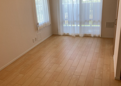 【居間・リビング】 | 本厚木リバーサイドマンション参番館 | リビングの間取りの種類は大きくわけてリビングとダイニングが別になっているタイプ、リビングダイニング一体型です。どちらも一長一短ですので、家を選ぶ時はその両面をチェックして決めるようにしましょう。