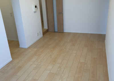 【居間・リビング】 | 本厚木リバーサイドマンション参番館 | 直線タイプはLとDKを一直線に並べた形で対面キッチンのタイプです。一般的なのでよく見かけるかもしれません。直線タイプに似た直接アイランドタイプは、キッチンとダイニングの間に壁がない分広く感じられます。