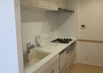 【キッチン】 | 本厚木リバーサイドマンション参番館 | 標準的なシステムキッチンの横幅は、165cm～300cm程度です。2100・2400・2550・2700などミリ単位で表記されます。普段どのように料理をするのかを想定しながら合ったサイズを選びましょう