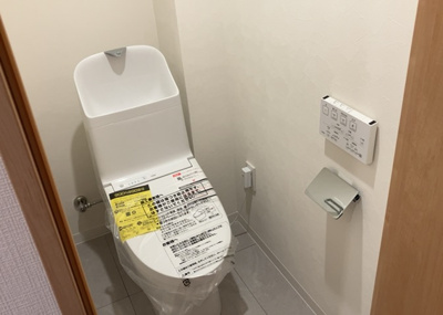 【トイレ】 | 本厚木リバーサイドマンション参番館 | トイレは大きさや形、機能、抗菌性などが異なる多種多彩なタイプが各メーカーから出ています。それぞれに良さがあるため、事前にどういったタイプのトイレがいいのかをご家庭内で決めて、内見に行くといいでしょう。
