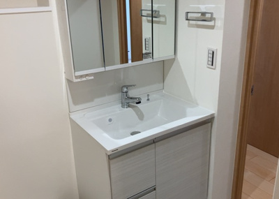 【独立洗面台】 | 本厚木リバーサイドマンション参番館 | 洗面化粧台では顔を洗ったり、身だしなみを整えることが本来の使い方ですが、用途によっては洗面化粧台に求められる機能が違ってくるため、ご自身や家族のライフスタイルに合ったものを選ぶことをおすすめ致します。