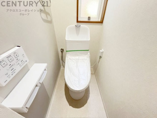 温水洗浄便座付トイレは温水洗浄機能により、暖かい水でおしりを洗浄することができ、冷たい水を使う従来の便座に比べ、温水洗浄機能で暖かいトイレを提供し、快適な使用を可能にします。
