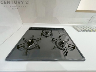 多数の調理器具を同時に使用でき、料理の効率化が可能。省エネで節約になり、様々な料理スタイルに適応できます。また、火力調整が独立しており、手入れや掃除もしやすく、今よりもっとお料理が楽しくなるかも。
