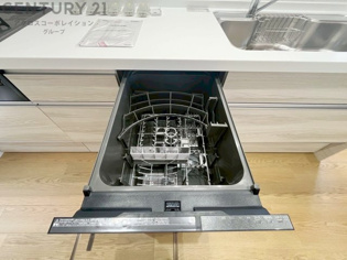 手洗いに比べて時間や労力を節約できることです。また、高温のお湯で洗浄されるため、雑菌や細菌を殺菌する効果もあります。さらに、乾燥機能があるため、手で拭く手間も省け衛生的に保管できます。
