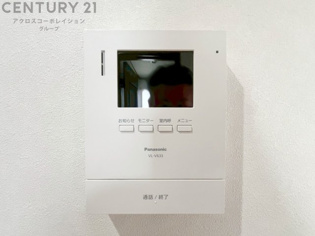 訪問者が来たときにテレビ画面で確認できるため、安心してドアを開けられます。録画機能があるものもあり、留守中に来訪者を記録しておくことができます。利便性が高く、セキュリティ面でも安心です
