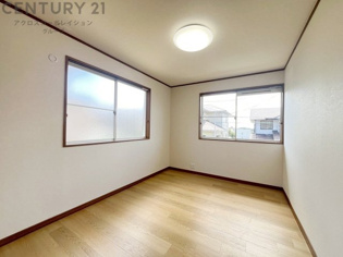 創造性や成長を促す遊びの空間を提供。学習や趣味に集中できる環境を整えます。個別のプライベートスペースは自己表現と自立心を育み、心地よい睡眠環境を整えリラックスできる場所を提供。
