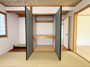 押入れは季節の衣類、寝具などを収納できます。伝統的な美しさと実用性が融合し、収納物を保護する調湿・換気効果があります。使い方によっては書類や小物なども効果的に整理でき空間を有効活用できます。
