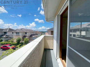 南向きバルコニーは日照が豊富で温暖な陽光を受けられ、植物の育成やリラックススペースとして活用可能です。洗濯物の乾燥が速く、快適な生活環境を提供。自然の光を取り込み、室内を明るくしてくれます。
